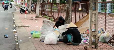 Nên chăng cần bố trí lại một số thùng rác để hạn chế hình ảnh không đẹp này.