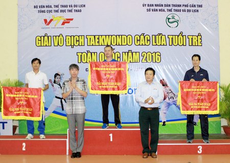  BTC giải trao thưởng đồng đội nội dung đối kháng nam.
