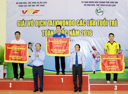 BTC giải trao thưởng đồng đội nội dung đối kháng nữ.
