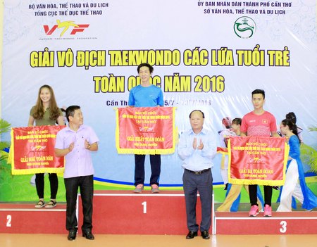 BTC giải trao thưởng đồng đội nội dung đối kháng nữ.