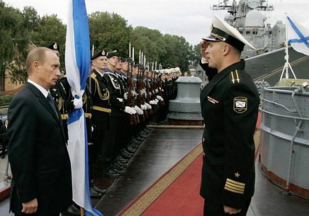 Tổng thống Nga Vladimir Putin trong một lần thăm Hạm đội Baltic. (Nguồn: Getty Images)