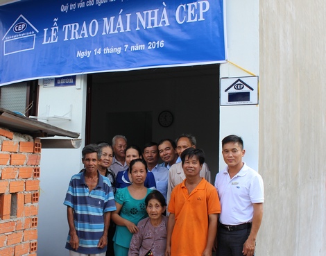 Đại diện Quỹ Trợ vốn CEP cùng chính quyền địa phương và gia đình chị Lan chụp ảnh lưu niệm tại lễ bàn giao. 