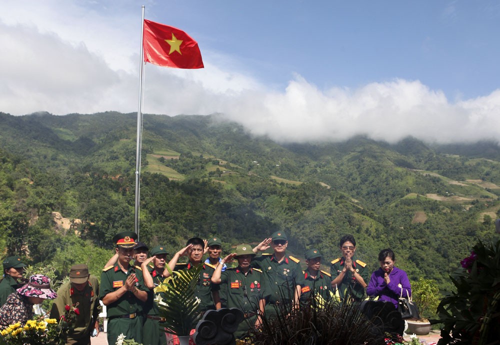 Các cựu binh E567 thắp hương tại một điểm tưởng niệm mới được xây dựng trên cao điểm 468. Phía sau họ là ngọn Núi Đất với cao điểm 1509, nơi diễn ra các cuộc pháo kích, giao tranh khốc liệt 32 năm trước.