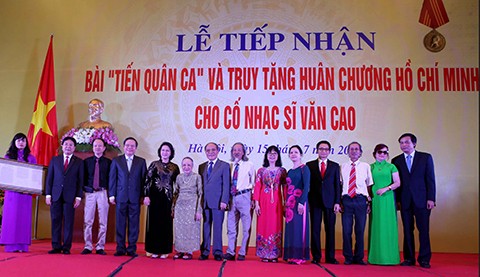 Gia đình cố nhạc sỹ Văn Cao trao tặng nhạc và lời bài hát “Tiến quân ca” cho nhà nước. Ảnh: Phương Hoa - TTXVN