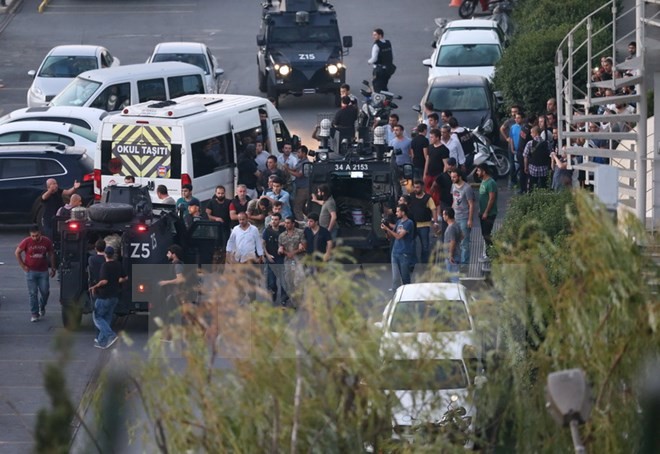 Cảnh sát bắt giữ các binh sỹ tham gia đảo chính tại Quảng trường Taksim ở Istanbul. (Nguồn: EPA/TTXVN)