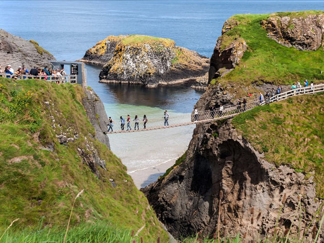 Hai bạn hãy đặt chuyến bay đến thành phố Dublin, Ireland và đi thẳng đến một quán rượu Ireland đích thực, thưởng thức rượu và bánh mì nướng để bắt đầu cuộc sống chung với nhau. Nơi đây còn là điểm đến hấp dẫn với những di tích văn hóa, những ban nhạc sống trên đường phố và những quán bia.