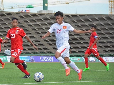 U16 Việt Nam (áo trắng) đá trận cuối vòng bảng U16 AFF Cup vào sáng 18/7.
