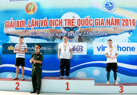 Các VĐV nhận huy chương 1.500 m vòi hơi chân vịt của nam.