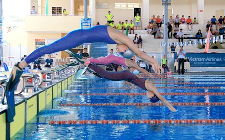 Các VĐV nhận huy chương 1.500 m vòi hơi chân vịt của nam.