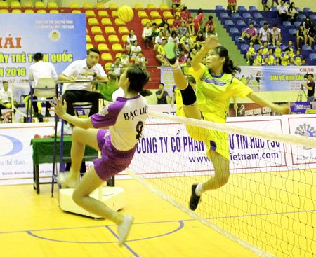 Trận đấu khai mạc giải giữa đội chủ nhà Cần Thơ (phải) gặp Bạc Liêu.