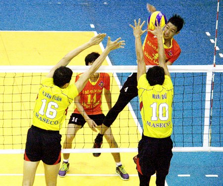 Trận chung kết giữa XSKT Vĩnh Long (áo đỏ) gặp Maseco TP Hồ Chí Minh.