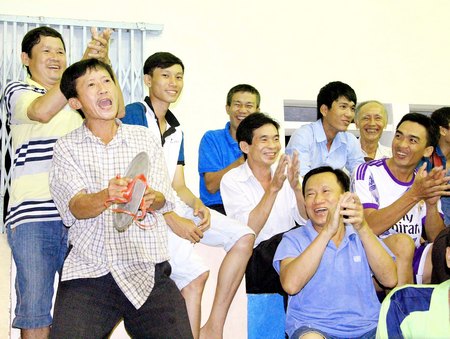 Cổ động viên cuồng nhiệt trên khán đài trong đêm chung kết- kết thúc của giải.