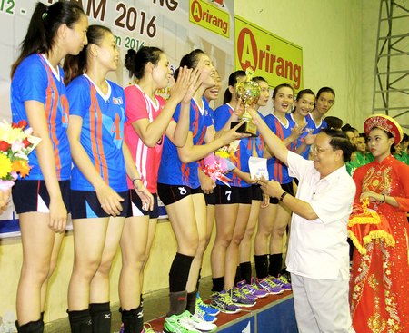 Ông Nguyễn Văn Diệp- Chủ tịch LĐ Bóng chuyền tỉnh Vĩnh Long trao cúp vô địch cho đội nữ THVL.
