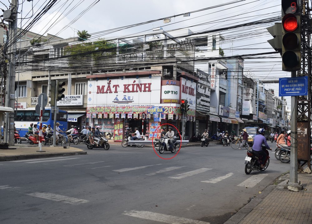 Ngang nhiên vượt đèn đỏ.