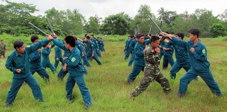 Huấn luyện võ thuật cho dân quân tự vệ.