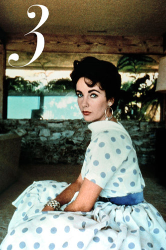 Trên màn hình, Elizabeth Taylor bị "đóng khung" bởi sự thanh lịch. Cô thường mặc trang phục màu xanh ngọc, một sự tương phản hoàn toàn với chiếc khăn lụa cô thường quấn trên đầu, váy chiết eo và trang sức cao cấp của Bulgari.