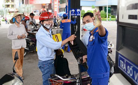 Dự báo giá xăng sẽ được điều chỉnh giảm mạnh trong ngày 20/7. Ảnh Internet.