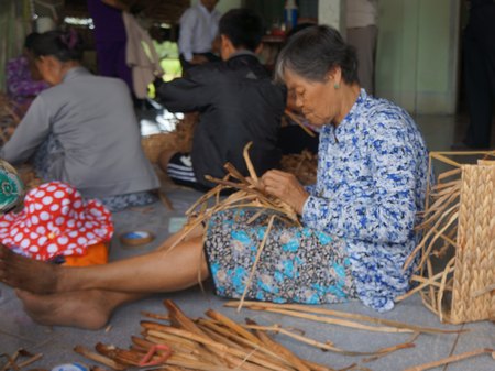 Ngành nghề tiểu thủ công nghiệp phù hợp với LĐNT lớn tuổi, nhưng thu nhập còn thấp.