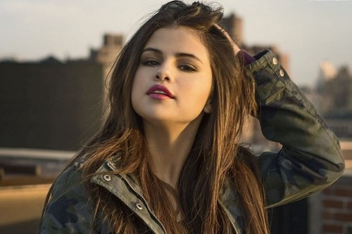 Selena Gomez: Cựu ngôi sao Disney Selena Gomez giữ vị trí thứ nhất trong top những người phụ nữ đẹp nhất. Rũ bỏ vẻ sự dễ thương, ngây thơ trước đây, Selena của bây giờ là hình mẫu của vẻ đẹp và sự quyến rũ hoàn hảo. Sự tự tin và phong thái đĩnh đạc cũng là lí do để cô dẫn đầu trong danh sách này.