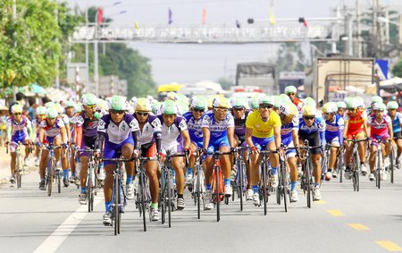 Các tay đua qua cầu Mỹ Thuận tại Giải xe đạp ĐBSCL.
