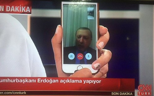 Ông Erdogan ra lời kêu gọi với dân chúng thông qua điện thoại iPhone và sự hỗ trợ của kênh truyền hình CNN tiếng Thổ (CNN Turk).