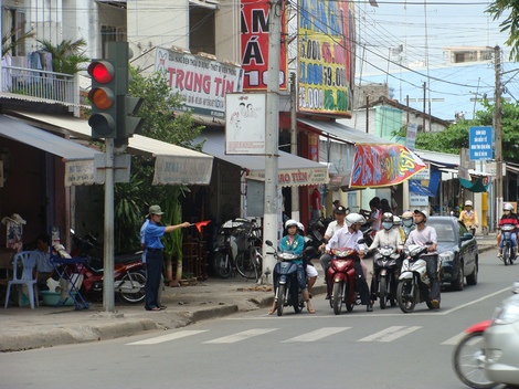 Thanh niên tình nguyện TP Vĩnh Long tham gia giữ trật tự ATGT trong những năm trước đây.