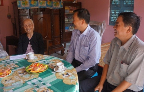 Nguyên Bí thư Thị ủy Bình Minh- Nguyễn Minh Dũng (thứ 2 từ phải sang)đến thăm hỏi sức khỏe Mẹ Việt Nam anh hùng Nguyễn Ngọc Cơ (93 tuổi, xã Đông Thạnh- TX Bình Minh).