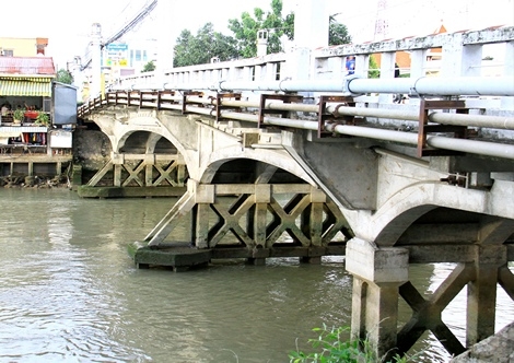 Trong khi phía bên kia- phía Bắc chân chân vẫn còn nguyên vẹn.