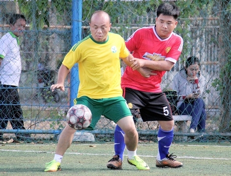 Trận chung kết bóng đá tại hội thao CĐVC tỉnh 2016, giữa Sở Văn hóa, Thể thao và Du lịch (áo vàng) trong trận thắng ở Sở Tài chính.