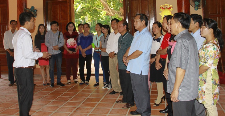 Nghe thuyết minh về danh nhân Lương Văn Chánh- người có công khai khẩn, phát triển vùng đất Phú Yên, tại đền thờ ông ở huyện Phú Hòa.