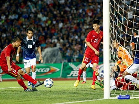 Khắc Khiêm (áo đỏ) ghi bàn duy nhất đưa U16 Việt Nam vào chung kết. (Ảnh: VFF)