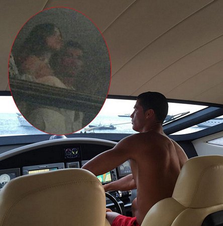Fan của Ronaldo đang sôi sục khi bức hình chụp CR7 bên cạnh một mỹ nhân ở Ibiza bị phát tán trên mạng. Trong bức hình này, ngôi sao Real đứng sát cạnh người đẹp, ngắm nhìn cô đắm đuối.