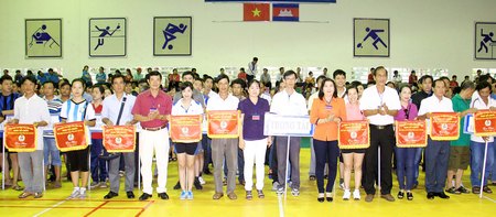 Ông Huỳnh Bá Long- Chủ tịch LĐLĐ tỉnh trao cờ lưu niệm cho các đơn vị tại lễ khai mạc hội thao.