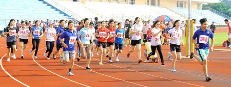 Nội dung chạy việt dã nữ là hai nội dung mở đầu tại hội thao.