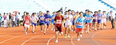  Các VĐV nam tranh tài nội dung chạy việt dã nam.