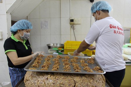 Giá nguyên liệu tăng, giá nhân công tăng nên dự báo giá bánh năm nay sẽ nhích cao hơn.