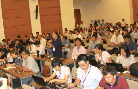 Phóng viên đặt câu hỏi với Chủ tịch Quốc hội Nguyễn Thị Kim Ngân. 
