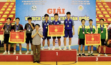 Đội Vĩnh Long đoạt HCV nội dung đôi nam.