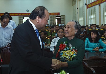 Thủ tướng chỉ đạo đẩy mạnh hơn nữa phong trào “Đền ơn đáp nghĩa”, thực hiện tốt phương châm “Nhà nước, nhân dân và những người có công nỗ lực phấn đấu vươn lên” làm cho mỗi gia đình người có công “yên ổn về vật chất, vui vẻ về tinh thần và tham gia hoạt động ích lợi cho xã hội.