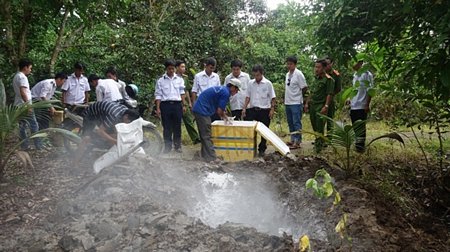 Lực lượng chức năng tiêu hủy số thịt dê biến đổi màu, bốc mùi hôi thối. 