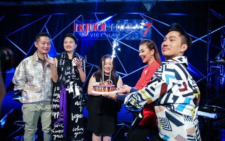 Vietnam’s Next Top Model đã chính thức bắt đầu cuộc hành trình đi tìm Quán quân mùa 7. Trong tập tiếp theo với phần Thay đổi diện mạo – một “đặc sản” của các chương trình Next Top Model – ai sẽ là người có diện mạo mới gây sốt nhất? Thử thách nào sẽ chờ đón Top 18 trước mặt? Ai sẽ được ở lại, ai sẽ phải ra đi? Hãy đón chờ tập 2, được phát song trên kênh VTV3 vào lúc 20h Chủ nhật ngày 24/7.