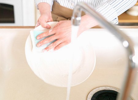 Tráng bát đĩa không sạch ảnh hưởng nghiêm trọng tới sức khỏe