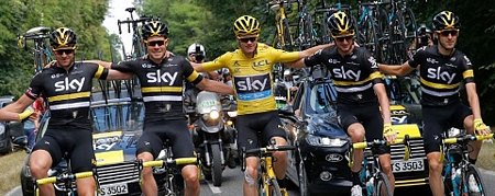 Chris Froome (giữa) và các đồng đội ăn mừng chức vô địch