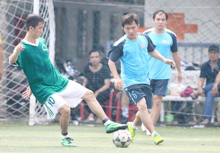 Anh Khoa (10, CP Xây dựng- trái) trong trận chung kết thắng CĐVC 8-0.