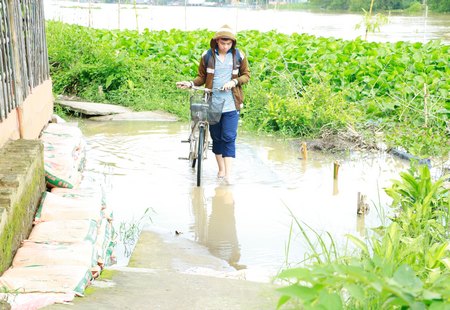 Đường sụt lún khiến việc đi lại của người dân khó khăn, nguy hiểm.