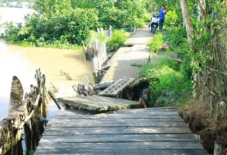 Đoạn đường được gia cố trước đây, hiện không thể lưu thông vì hư hỏng nặng.