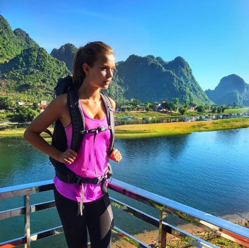 “Chân dài” Josephine Skriver của đại gia đình 