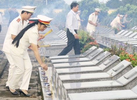 Cán bộ chiến sĩ Công an thắp hương ở từng phần mộ