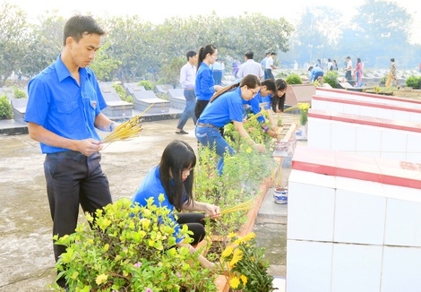 Đoàn viên thanh niên thắp hương tưởng nhớ các anh hùng liệt sĩ