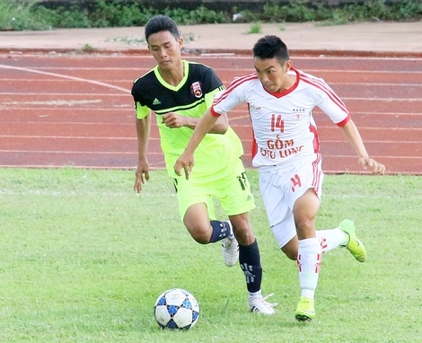 Pha tranh bóng giữa Gốm Cửu Long (áo trắng) thắng Mang Thít 9-2.